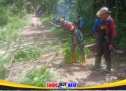 Babinsa dan Warga Kompak, Pembersihan Jalan Dukung Pembangunan Listrik Desa