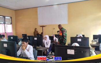 Babinsa Koramil 08/Paloh Lakukan Pendampingan Ujian Tes Kemampuan Akademik Siswa SMPN 04 Temajuk