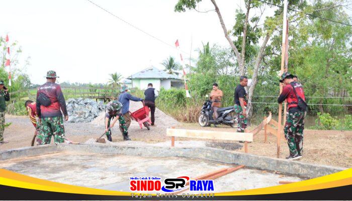 Penuh Semangat Personel Kodim 1009/Tla Bersama Masyarakat Kerjakan Pembangunan Jembatan Garuda Di Desa Handil Labuan Amas