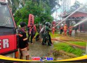 Kebakaran Rumah di Banua Binjai, Babinsa dan Relawan Sigap Lakukan Pemadaman