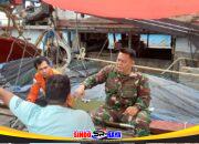Babinsa Penjajap dan Basarnas Komsos Bersama Nelayan dan Ingatkan Supaya Waspada Cuaca Ekstrem Saat Melaut