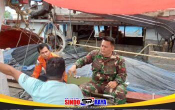 Babinsa Penjajap dan Basarnas Komsos Bersama Nelayan dan Ingatkan Supaya Waspada Cuaca Ekstrem Saat Melaut