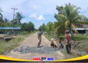 Babinsa Desa Ratu Sepudak Bersama Warga Gotong Royong Timbun Jalan Berlubang