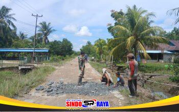 Babinsa Desa Ratu Sepudak Bersama Warga Gotong Royong Timbun Jalan Berlubang