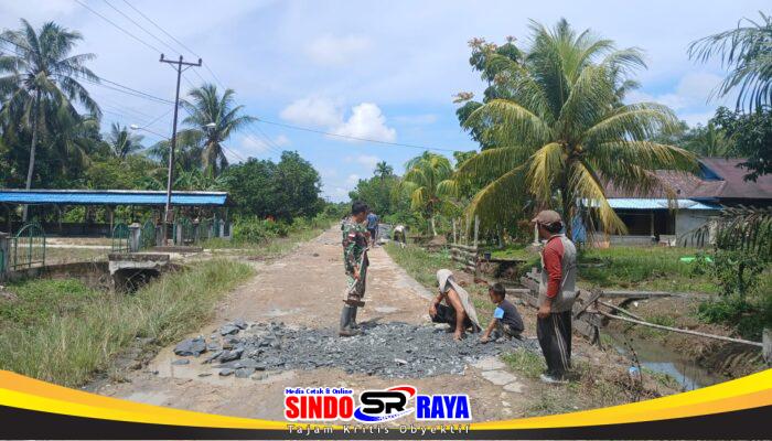 Babinsa Desa Ratu Sepudak Bersama Warga Gotong Royong Timbun Jalan Berlubang