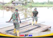 Memanfaatkan Rakit Sederhana Personel Kodim 1009/Tla Tetap Semangat Angkut Material Jembatan Garuda