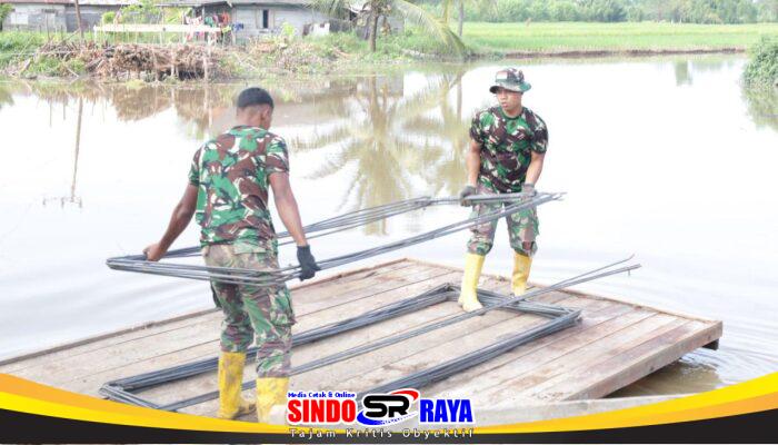 Memanfaatkan Rakit Sederhana Personel Kodim 1009/Tla Tetap Semangat Angkut Material Jembatan Garuda