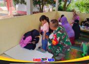 Dukung Peningkatan Kesehatan Masyarakat, Babinsa Temajuk Dampingi Nakes Laksanakan Posyandu di Wilayah Perbatasan