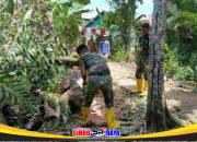Sigap! Satgas Jembatan Garuda Bersihkan Pohon Tumbang yang Halangi Distribusi Material