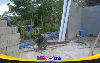Babinsa Koramil 03/Tebas Bantu Warga Bongkar Rumah Untuk Direhabilitasi