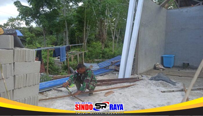 Babinsa Koramil 03/Tebas Bantu Warga Bongkar Rumah Untuk Direhabilitasi