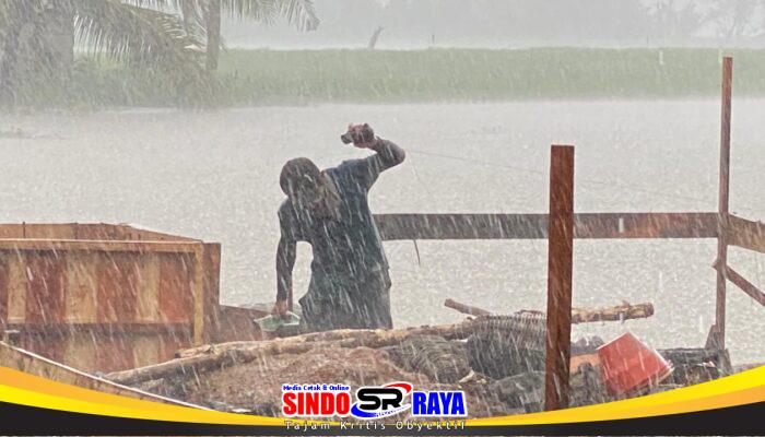 Pantang Menyerah, Hujan Bukan Penghalang Personel Kodim 1009/Tanah Laut Lanjutkan Pembangunan Jembatan Garuda