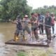 Menantang Arus dan Medan, Kebersamaan TNI dan Warga Jadi Kekuatan Seberangkan Material Jembatan Garuda