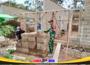 Hadir Ditengah Masyarakat, Babinsa Tempapan Hulu Koramil 07/Teluk Keramat Bantu Bangun Rumah