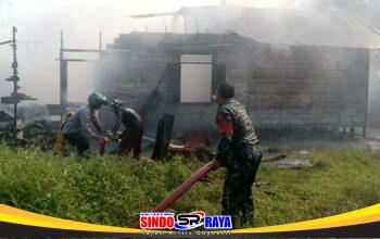 Babinsa Bersama Damkar 654 Berhasil Kendalikan Kebakaran di Banua Jingah