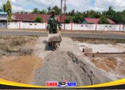 Pererat Hubungan Dengan Warga, Babinsa Malek Komsos Bersama Warga Yang Sedang Cor Halaman Rumah