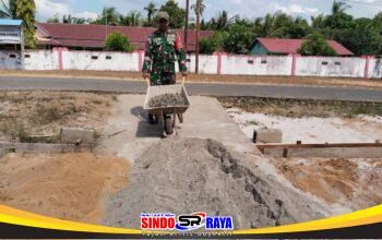Pererat Hubungan Dengan Warga, Babinsa Malek Komsos Bersama Warga Yang Sedang Cor Halaman Rumah