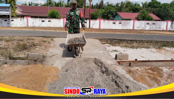Pererat Hubungan Dengan Warga, Babinsa Malek Komsos Bersama Warga Yang Sedang Cor Halaman Rumah