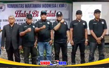 Ketua DPD KWI Jatim bersama ketua DPC KWI se-Jatim usai pengukuhan dalam acara Halal Bihalal KWI Surabaya
