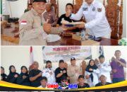 Bojonegoro, - Pengurus DPC Komite Wartawan Indonesia (KWI) Bojonegoro menggelar tasyakuran sekaligus pelantikan pengurus baru secara khidmat. Acara tersebut berlangsung di Balai Desa Klampok, Kecamatan Kapas, pada Jumat (01/05/2026). ​Melalui agenda ini, organisasi berusaha memperkokoh soliditas antarjurnalis yang bertugas di wilayah tersebut. Selain itu, momentum ini menjadi langkah awal untuk membangun kolaborasi yang lebih kuat dengan berbagai sektor. ​Kehadiran Tokoh Penting dan Dukungan Lintas Sektor ​Tak hanya dihadiri anggota lokal, Ketua Umum DPP KWI Umar Hayat juga hadir langsung bersama jajaran DPD Jawa Timur. Dukungan pun mengalir deras dari para ketua DPC KWI asal Surabaya, Sidoarjo, Bangkalan, hingga Lamongan. ​Selaras dengan hal itu, sejumlah pejabat dari unsur TNI-Polri dan pemerintah setempat turut menyaksikan prosesi tersebut. Kehadiran Wakapolsek Kapas AKP Suyono serta perwakilan Danramil menunjukkan besarnya dukungan instansi terhadap pers. ​Pesan Pemerintah Daerah untuk KWI Bojonegoro ​Sebagai pembuka, seluruh hadirin menyanyikan lagu Indonesia Raya sebelum mendengarkan pembacaan visi dan misi organisasi. Selanjutnya, Agus yang mewakili Bupati Bojonegoro Adi Setyo Wahono menyampaikan sambutan resmi pemerintah daerah. ​Dalam pesan tersebut, Bupati berharap agar KWI Bojonegoro mampu menyajikan informasi yang edukatif bagi warga. Pemerintah daerah meyakini bahwa kontribusi positif dari jurnalis akan mempercepat pembangunan di Bojonegoro. ​Visi Besar Komite Wartawan Indonesia ​Sementara itu, Ketua Umum KWI Umar Hayat menegaskan bahwa wadah ini berfungsi memersatukan jurnalis dari berbagai latar belakang. Ia juga memberikan apresiasi tinggi kepada pemerintah daerah yang menyambut hangat kehadiran KWI. ​“KWI telah memegang legalitas hukum sejak Januari 2026 dan kini terus melebarkan sayapnya secara nasional. Kami berkomitmen untuk selalu mendampingi jurnalis yang menghadapi kendala hukum saat bertugas,” tegas Umar. ​Sejalan dengan visi pusat, Ketua DPD KWI Jatim Zainal Abidin juga berencana memperluas jaringan organisasi. Baginya, rasa kebersamaan merupakan kunci utama dalam menjaga eksistensi KWI di tingkat regional. ​“Oleh karena itu, seluruh anggota harus memiliki satu visi dalam bergerak ke depan. Kami akan terus mengembangkan sayap mulai dari Bojonegoro hingga mencapai Tuban dan Banyuwangi,” imbuh Zainal. ​Susunan Kepengurusan Baru DPC KWI Bojonegoro ​Selanjutnya, acara memasuki sesi inti yaitu pelantikan pengurus yang dipimpin oleh Teguh Waluyo sebagai Ketua DPC. Dalam menjalankan tugasnya, ia mendapat bantuan dari Solikin GMY dan Dampriyono selaku Wakil Ketua. ​Kemudian, posisi Sekretaris menjadi tanggung jawab Mujiono SE bersama jajaran wakilnya untuk mengelola administrasi. Nama-nama seperti Tamam, Anas, dan Dwi Lestari juga menempati posisi strategis di bagian bendahara organisasi. ​Menjaga Etika dan Stabilitas Keamanan ​Di sisi lain, Dewan Penasehat KWI Abah Samsul Arifin mengingatkan anggota agar menjalin komunikasi intens dengan TNI-Polri. Sinergi ini bertujuan untuk menjaga stabilitas wilayah agar tetap aman dan kondusif bagi masyarakat. ​Bahkan, Ketua Vanguard Kokoh juga memberikan peringatan mengenai pentingnya integritas bagi setiap wartawan. Ia meminta seluruh pengurus tetap berpegang teguh pada aturan hukum yang berlaku di Indonesia. ​“Maka dari itu, jurnalis wajib mematuhi Undang-Undang Nomor 40 Tahun 1999 tentang Pers. Hal ini penting agar marwah profesi tetap terjaga dan wartawan bekerja secara profesional,” pesannya. ​Komitmen untuk Kemajuan Daerah ​Akhirnya, Ketua DPC KWI Bojonegoro Teguh Waluyo menyampaikan rasa syukurnya atas kelancaran acara tersebut. Saat ini, organisasi tersebut merangkul sekitar 50 jurnalis yang tersebar di 28 kecamatan se-Bojonegoro. ​“Tentunya, kami ingin KWI menjadi rumah bersama untuk berkolaborasi, bukan tempat untuk saling bersaing. Mari kita perkuat sinergi demi mendorong kemajuan daerah yang kita cintai ini,” ujar Teguh. ​Sebagai penutup acara, para pengurus melakukan pemotongan tumpeng sebagai simbol awal perjuangan organisasi. Momentum ini menegaskan bahwa insan pers siap mendukung pembangunan daerah melalui pemberitaan yang berintegritas.
