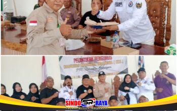 Bojonegoro, - Pengurus DPC Komite Wartawan Indonesia (KWI) Bojonegoro menggelar tasyakuran sekaligus pelantikan pengurus baru secara khidmat. Acara tersebut berlangsung di Balai Desa Klampok, Kecamatan Kapas, pada Jumat (01/05/2026). Melalui agenda ini, organisasi berusaha memperkokoh soliditas antarjurnalis yang bertugas di wilayah tersebut. Selain itu, momentum ini menjadi langkah awal untuk membangun kolaborasi yang lebih kuat dengan berbagai sektor. Kehadiran Tokoh Penting dan Dukungan Lintas Sektor Tak hanya dihadiri anggota lokal, Ketua Umum DPP KWI Umar Hayat juga hadir langsung bersama jajaran DPD Jawa Timur. Dukungan pun mengalir deras dari para ketua DPC KWI asal Surabaya, Sidoarjo, Bangkalan, hingga Lamongan. Selaras dengan hal itu, sejumlah pejabat dari unsur TNI-Polri dan pemerintah setempat turut menyaksikan prosesi tersebut. Kehadiran Wakapolsek Kapas AKP Suyono serta perwakilan Danramil menunjukkan besarnya dukungan instansi terhadap pers. Pesan Pemerintah Daerah untuk KWI Bojonegoro Sebagai pembuka, seluruh hadirin menyanyikan lagu Indonesia Raya sebelum mendengarkan pembacaan visi dan misi organisasi. Selanjutnya, Agus yang mewakili Bupati Bojonegoro Adi Setyo Wahono menyampaikan sambutan resmi pemerintah daerah. Dalam pesan tersebut, Bupati berharap agar KWI Bojonegoro mampu menyajikan informasi yang edukatif bagi warga. Pemerintah daerah meyakini bahwa kontribusi positif dari jurnalis akan mempercepat pembangunan di Bojonegoro. Visi Besar Komite Wartawan Indonesia Sementara itu, Ketua Umum KWI Umar Hayat menegaskan bahwa wadah ini berfungsi memersatukan jurnalis dari berbagai latar belakang. Ia juga memberikan apresiasi tinggi kepada pemerintah daerah yang menyambut hangat kehadiran KWI. “KWI telah memegang legalitas hukum sejak Januari 2026 dan kini terus melebarkan sayapnya secara nasional. Kami berkomitmen untuk selalu mendampingi jurnalis yang menghadapi kendala hukum saat bertugas,” tegas Umar. Sejalan dengan visi pusat, Ketua DPD KWI Jatim Zainal Abidin juga berencana memperluas jaringan organisasi. Baginya, rasa kebersamaan merupakan kunci utama dalam menjaga eksistensi KWI di tingkat regional. “Oleh karena itu, seluruh anggota harus memiliki satu visi dalam bergerak ke depan. Kami akan terus mengembangkan sayap mulai dari Bojonegoro hingga mencapai Tuban dan Banyuwangi,” imbuh Zainal. Susunan Kepengurusan Baru DPC KWI Bojonegoro Selanjutnya, acara memasuki sesi inti yaitu pelantikan pengurus yang dipimpin oleh Teguh Waluyo sebagai Ketua DPC. Dalam menjalankan tugasnya, ia mendapat bantuan dari Solikin GMY dan Dampriyono selaku Wakil Ketua. Kemudian, posisi Sekretaris menjadi tanggung jawab Mujiono SE bersama jajaran wakilnya untuk mengelola administrasi. Nama-nama seperti Tamam, Anas, dan Dwi Lestari juga menempati posisi strategis di bagian bendahara organisasi. Menjaga Etika dan Stabilitas Keamanan Di sisi lain, Dewan Penasehat KWI Abah Samsul Arifin mengingatkan anggota agar menjalin komunikasi intens dengan TNI-Polri. Sinergi ini bertujuan untuk menjaga stabilitas wilayah agar tetap aman dan kondusif bagi masyarakat. Bahkan, Ketua Vanguard Kokoh juga memberikan peringatan mengenai pentingnya integritas bagi setiap wartawan. Ia meminta seluruh pengurus tetap berpegang teguh pada aturan hukum yang berlaku di Indonesia. “Maka dari itu, jurnalis wajib mematuhi Undang-Undang Nomor 40 Tahun 1999 tentang Pers. Hal ini penting agar marwah profesi tetap terjaga dan wartawan bekerja secara profesional,” pesannya. Komitmen untuk Kemajuan Daerah Akhirnya, Ketua DPC KWI Bojonegoro Teguh Waluyo menyampaikan rasa syukurnya atas kelancaran acara tersebut. Saat ini, organisasi tersebut merangkul sekitar 50 jurnalis yang tersebar di 28 kecamatan se-Bojonegoro. “Tentunya, kami ingin KWI menjadi rumah bersama untuk berkolaborasi, bukan tempat untuk saling bersaing. Mari kita perkuat sinergi demi mendorong kemajuan daerah yang kita cintai ini,” ujar Teguh. Sebagai penutup acara, para pengurus melakukan pemotongan tumpeng sebagai simbol awal perjuangan organisasi. Momentum ini menegaskan bahwa insan pers siap mendukung pembangunan daerah melalui pemberitaan yang berintegritas.