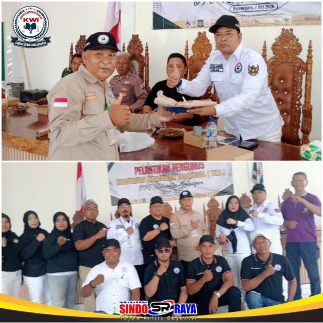 Bojonegoro, - Pengurus DPC Komite Wartawan Indonesia (KWI) Bojonegoro menggelar tasyakuran sekaligus pelantikan pengurus baru secara khidmat. Acara tersebut berlangsung di Balai Desa Klampok, Kecamatan Kapas, pada Jumat (01/05/2026). ​Melalui agenda ini, organisasi berusaha memperkokoh soliditas antarjurnalis yang bertugas di wilayah tersebut. Selain itu, momentum ini menjadi langkah awal untuk membangun kolaborasi yang lebih kuat dengan berbagai sektor. ​Kehadiran Tokoh Penting dan Dukungan Lintas Sektor ​Tak hanya dihadiri anggota lokal, Ketua Umum DPP KWI Umar Hayat juga hadir langsung bersama jajaran DPD Jawa Timur. Dukungan pun mengalir deras dari para ketua DPC KWI asal Surabaya, Sidoarjo, Bangkalan, hingga Lamongan. ​Selaras dengan hal itu, sejumlah pejabat dari unsur TNI-Polri dan pemerintah setempat turut menyaksikan prosesi tersebut. Kehadiran Wakapolsek Kapas AKP Suyono serta perwakilan Danramil menunjukkan besarnya dukungan instansi terhadap pers. ​Pesan Pemerintah Daerah untuk KWI Bojonegoro ​Sebagai pembuka, seluruh hadirin menyanyikan lagu Indonesia Raya sebelum mendengarkan pembacaan visi dan misi organisasi. Selanjutnya, Agus yang mewakili Bupati Bojonegoro Adi Setyo Wahono menyampaikan sambutan resmi pemerintah daerah. ​Dalam pesan tersebut, Bupati berharap agar KWI Bojonegoro mampu menyajikan informasi yang edukatif bagi warga. Pemerintah daerah meyakini bahwa kontribusi positif dari jurnalis akan mempercepat pembangunan di Bojonegoro. ​Visi Besar Komite Wartawan Indonesia ​Sementara itu, Ketua Umum KWI Umar Hayat menegaskan bahwa wadah ini berfungsi memersatukan jurnalis dari berbagai latar belakang. Ia juga memberikan apresiasi tinggi kepada pemerintah daerah yang menyambut hangat kehadiran KWI. ​“KWI telah memegang legalitas hukum sejak Januari 2026 dan kini terus melebarkan sayapnya secara nasional. Kami berkomitmen untuk selalu mendampingi jurnalis yang menghadapi kendala hukum saat bertugas,” tegas Umar. ​Sejalan dengan visi pusat, Ketua DPD KWI Jatim Zainal Abidin juga berencana memperluas jaringan organisasi. Baginya, rasa kebersamaan merupakan kunci utama dalam menjaga eksistensi KWI di tingkat regional. ​“Oleh karena itu, seluruh anggota harus memiliki satu visi dalam bergerak ke depan. Kami akan terus mengembangkan sayap mulai dari Bojonegoro hingga mencapai Tuban dan Banyuwangi,” imbuh Zainal. ​Susunan Kepengurusan Baru DPC KWI Bojonegoro ​Selanjutnya, acara memasuki sesi inti yaitu pelantikan pengurus yang dipimpin oleh Teguh Waluyo sebagai Ketua DPC. Dalam menjalankan tugasnya, ia mendapat bantuan dari Solikin GMY dan Dampriyono selaku Wakil Ketua. ​Kemudian, posisi Sekretaris menjadi tanggung jawab Mujiono SE bersama jajaran wakilnya untuk mengelola administrasi. Nama-nama seperti Tamam, Anas, dan Dwi Lestari juga menempati posisi strategis di bagian bendahara organisasi. ​Menjaga Etika dan Stabilitas Keamanan ​Di sisi lain, Dewan Penasehat KWI Abah Samsul Arifin mengingatkan anggota agar menjalin komunikasi intens dengan TNI-Polri. Sinergi ini bertujuan untuk menjaga stabilitas wilayah agar tetap aman dan kondusif bagi masyarakat. ​Bahkan, Ketua Vanguard Kokoh juga memberikan peringatan mengenai pentingnya integritas bagi setiap wartawan. Ia meminta seluruh pengurus tetap berpegang teguh pada aturan hukum yang berlaku di Indonesia. ​“Maka dari itu, jurnalis wajib mematuhi Undang-Undang Nomor 40 Tahun 1999 tentang Pers. Hal ini penting agar marwah profesi tetap terjaga dan wartawan bekerja secara profesional,” pesannya. ​Komitmen untuk Kemajuan Daerah ​Akhirnya, Ketua DPC KWI Bojonegoro Teguh Waluyo menyampaikan rasa syukurnya atas kelancaran acara tersebut. Saat ini, organisasi tersebut merangkul sekitar 50 jurnalis yang tersebar di 28 kecamatan se-Bojonegoro. ​“Tentunya, kami ingin KWI menjadi rumah bersama untuk berkolaborasi, bukan tempat untuk saling bersaing. Mari kita perkuat sinergi demi mendorong kemajuan daerah yang kita cintai ini,” ujar Teguh. ​Sebagai penutup acara, para pengurus melakukan pemotongan tumpeng sebagai simbol awal perjuangan organisasi. Momentum ini menegaskan bahwa insan pers siap mendukung pembangunan daerah melalui pemberitaan yang berintegritas.