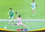 Gelandang Persebaya Francisco Rivera mencetak gol ke gawang PSBS Biak dalam laga Persebaya vs PSBS Biak di Stadion GBT Surabaya