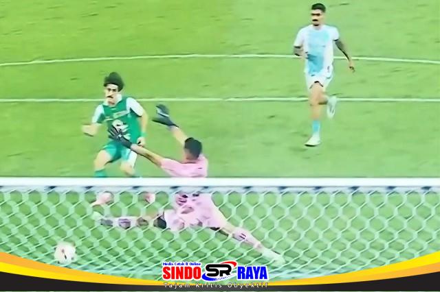 Gelandang Persebaya Francisco Rivera mencetak gol ke gawang PSBS Biak dalam laga Persebaya vs PSBS Biak di Stadion GBT Surabaya