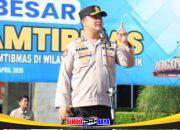 Kapolres Gresik menyampaikan sambutan saat kegiatan Kamtibmas menjelang May Day 2026 di Stadion Gejos