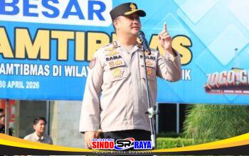 Kapolres Gresik menyampaikan sambutan saat kegiatan Kamtibmas menjelang May Day 2026 di Stadion Gejos