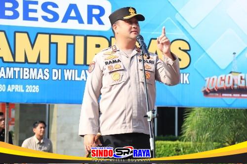 Kapolres Gresik menyampaikan sambutan saat kegiatan Kamtibmas menjelang May Day 2026 di Stadion Gejos