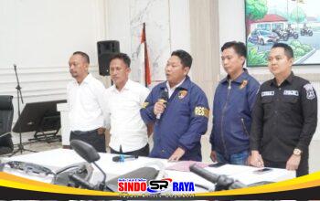 Satreskrim Polres Pamekasan menunjukkan barang bukti sepeda motor hasil pengungkapan kasus curanmor dalam konferensi pers