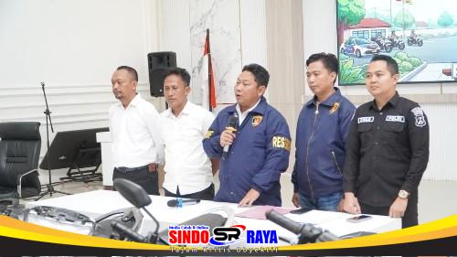 Satreskrim Polres Pamekasan menunjukkan barang bukti sepeda motor hasil pengungkapan kasus curanmor dalam konferensi pers