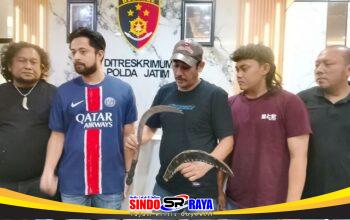 Polisi menunjukkan dua pelaku begal sadis mahasiswi Sidoarjo beserta barang bukti celurit di Polda Jatim