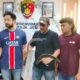 Polisi menunjukkan dua pelaku begal sadis mahasiswi Sidoarjo beserta barang bukti celurit di Polda Jatim
