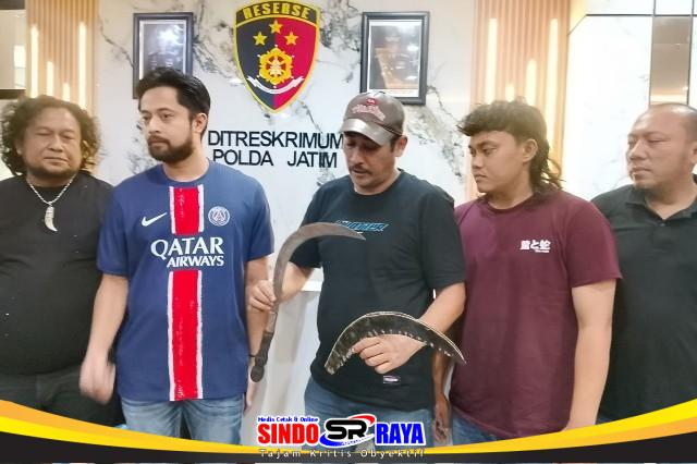 Polisi menunjukkan dua pelaku begal sadis mahasiswi Sidoarjo beserta barang bukti celurit di Polda Jatim