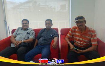 Perwakilan Lembaga Independen Cakrawala Nusantara dan kuasa hukum membahas dugaan korupsi TKD Rangkah Kidul di Sidoarjo