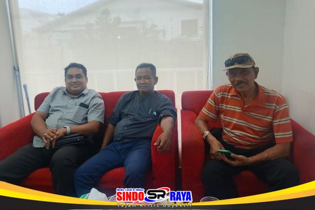 Perwakilan Lembaga Independen Cakrawala Nusantara dan kuasa hukum membahas dugaan korupsi TKD Rangkah Kidul di Sidoarjo