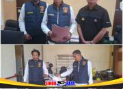 Petugas Polres Sampang menunjukkan barang bukti motor dalam kasus pencurian dengan pemberatan Sampang