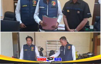 Petugas Polres Sampang menunjukkan barang bukti motor dalam kasus pencurian dengan pemberatan Sampang