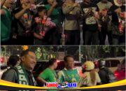Kapolrestabes Surabaya Kombes Pol Luthfie Sulistiawan bersama Bonek Bonita membagikan bunga kepada pengendara Plat N di Surabaya.