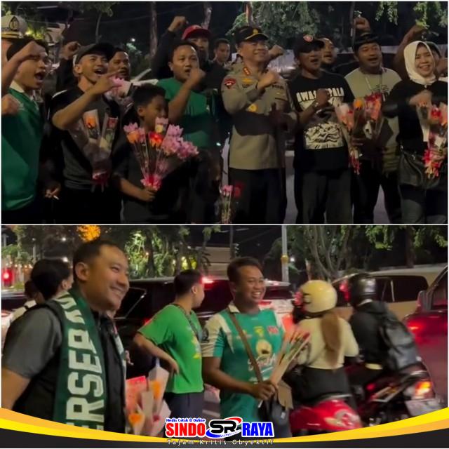 Kapolrestabes Surabaya Kombes Pol Luthfie Sulistiawan bersama Bonek Bonita membagikan bunga kepada pengendara Plat N di Surabaya.