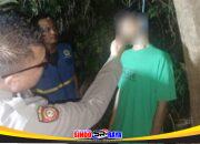 Petugas kepolisian melakukan olah TKP kasus santri SMK Al Amin Gresik meninggal akibat gantung diri.
