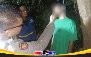 Petugas kepolisian melakukan olah TKP kasus santri SMK Al Amin Gresik meninggal akibat gantung diri.