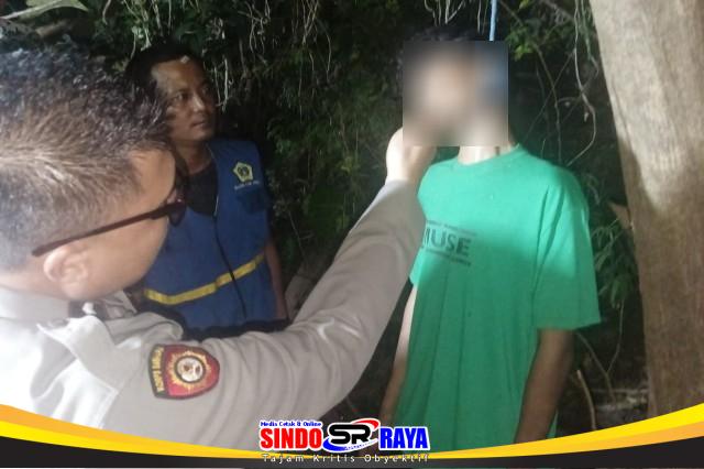 Petugas kepolisian melakukan olah TKP kasus santri SMK Al Amin Gresik meninggal akibat gantung diri.