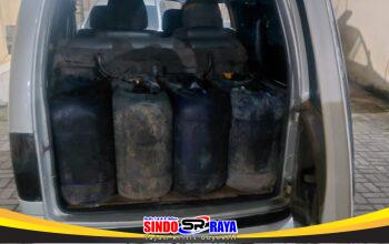 Minibus Suzuki Carry berisi jerigen solar subsidi diamankan Polsek Tamberu dalam kasus penimbunan BBM di Pamekasan.
