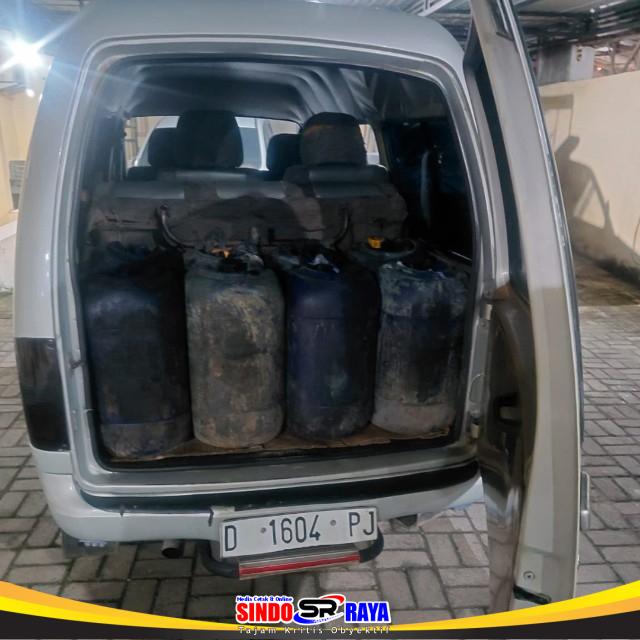 Minibus Suzuki Carry berisi jerigen solar subsidi diamankan Polsek Tamberu dalam kasus penimbunan BBM di Pamekasan.