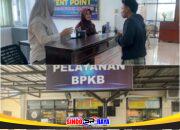 Petugas Satlantas Polres Sampang melayani warga di Samsat dengan fasilitas pelayanan publik yang humanis.