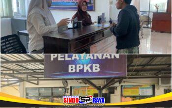 Petugas Satlantas Polres Sampang melayani warga di Samsat dengan fasilitas pelayanan publik yang humanis.