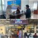 Petugas Satlantas Polres Sampang melayani warga di Samsat dengan fasilitas pelayanan publik yang humanis.